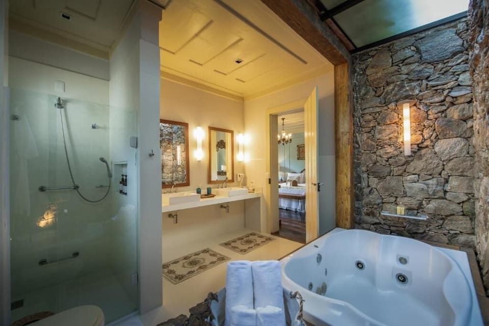 SUÍTE REI | Private spa tub