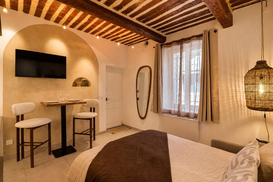 Design Studio Suite | Iron/ironing board, free WiFi