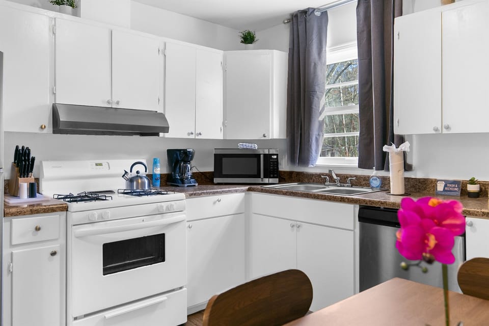 Keep it simple or cook it up, this kitchen is ready for whatever your stay calls for