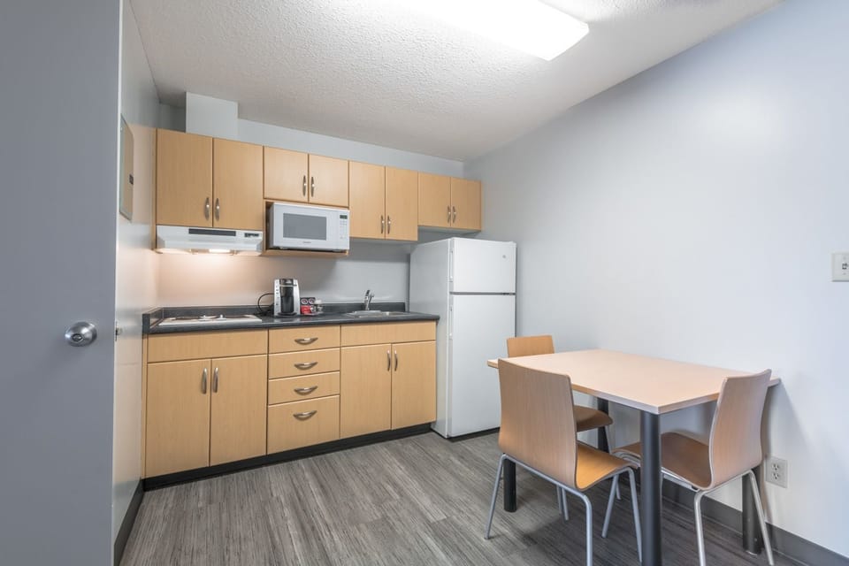 Deluxe Suite, 2 Bedrooms, Non Smoking, Kitchenette | Private kitchenette | Microwave