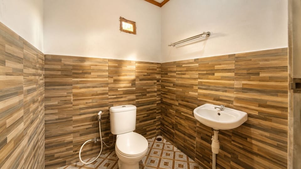 Superior Double Room, Balcony | Bathroom | Shower, free toiletries, towels, soap