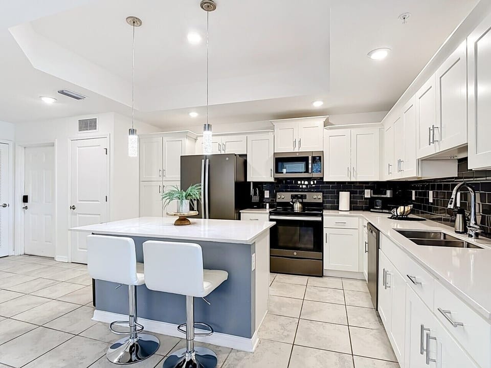 Fully equipped kitchen with island seating