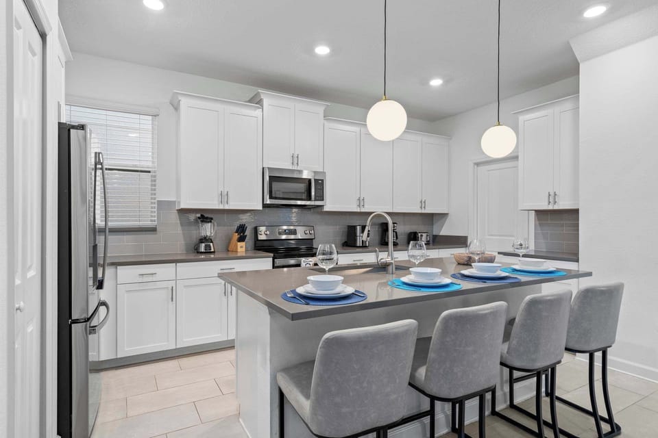 House, Multiple Beds, Pool Access, Pool View (581DS-SVH) | Private kitchen