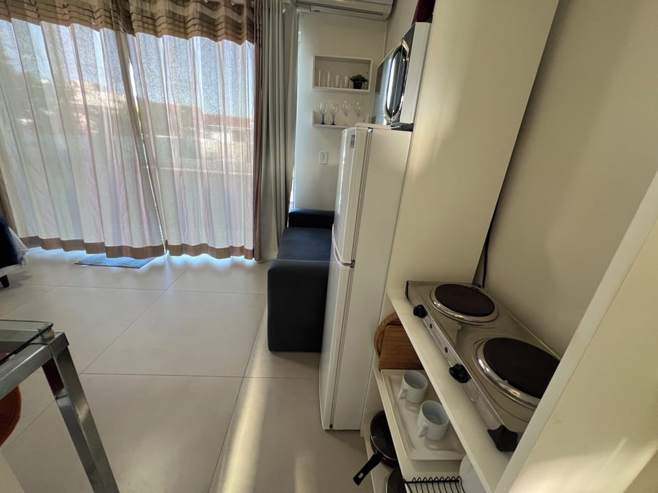 Full-size fridge, microwave, oven, stovetop