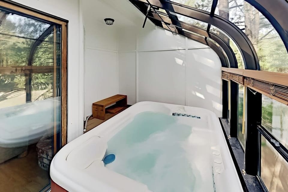 Indoor spa tub