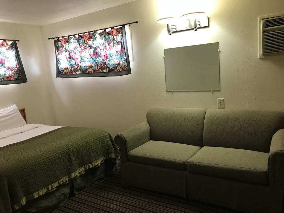 Deluxe Triple Room | 1 bedroom, desk, blackout drapes, soundproofing