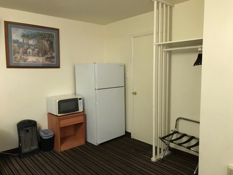 Deluxe Triple Room | 1 bedroom, desk, blackout drapes, soundproofing