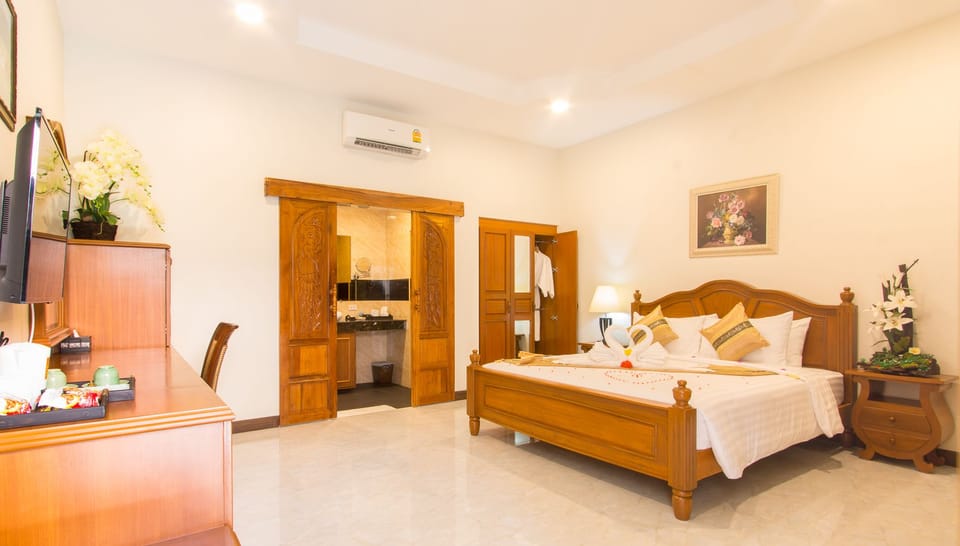 Deluxe Double Room, Non Smoking, Private Bathroom | Premium bedding, minibar, in-room safe, desk