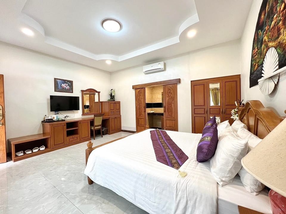 Premier Double Room | Premium bedding, minibar, in-room safe, desk