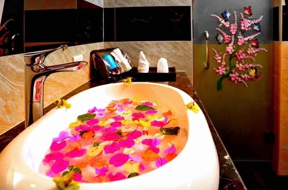 Deluxe Double Room, Non Smoking, Private Bathroom | Bathroom sink