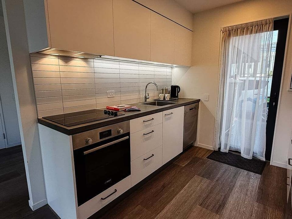  Kitchen with hob, Bosch oven, dishwasher, and full-size fridge — everything you need for a proper meal.