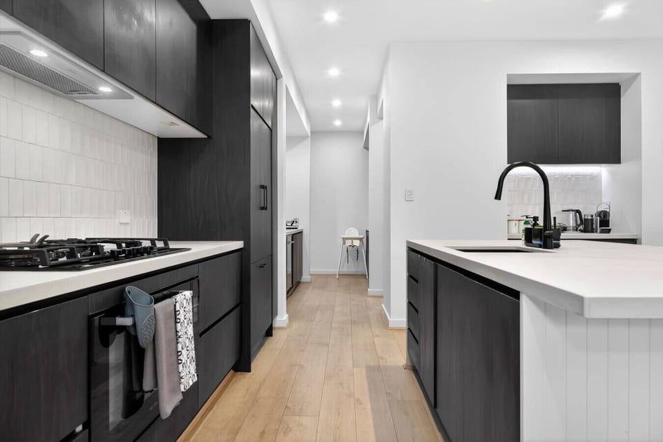 Chef`s kitchen with gas cooktop & premium appliances