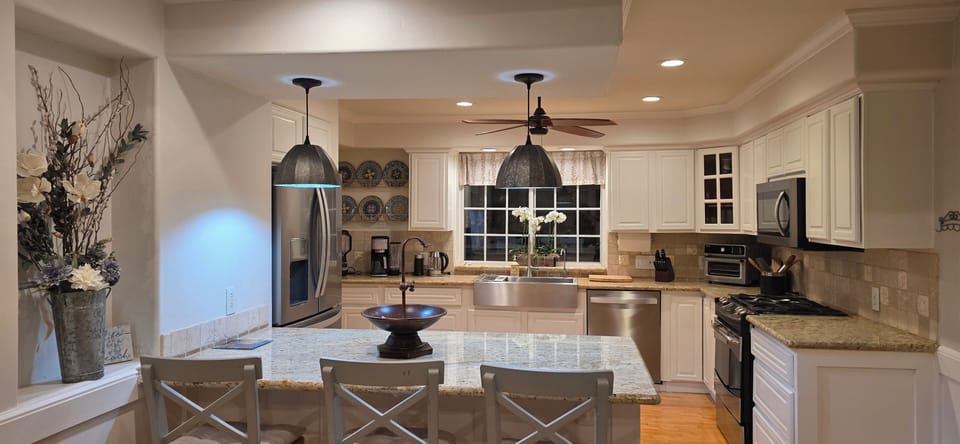 Fully Equipped Gourmet Kitchen, Stainless Steel Appliances with Island Peninsula