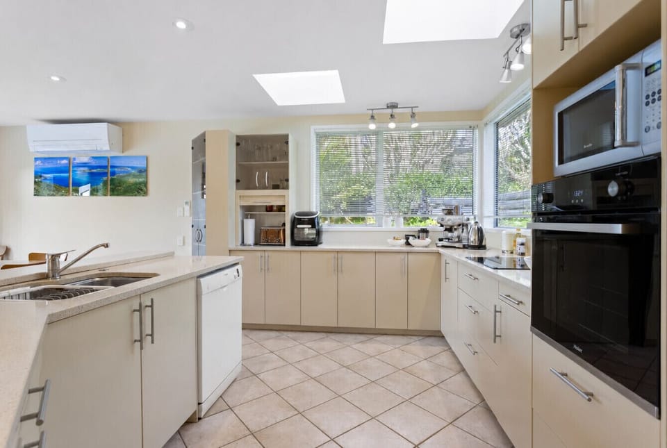Modern fully equipped kitchen including espresso coffee machine!