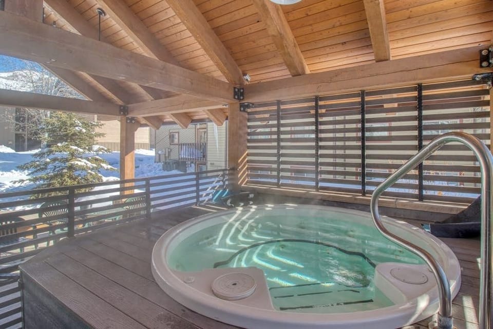 Indoor spa tub