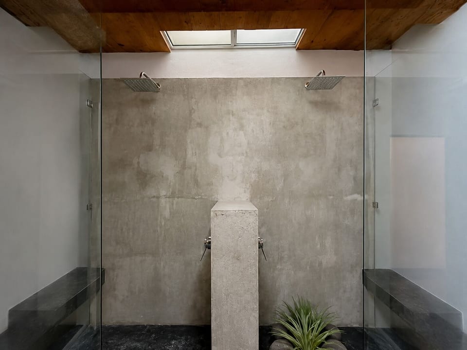 Comfort Double Room, Courtyard View | Bathroom | Hair dryer (on request), soap, shampoo, toilet paper
