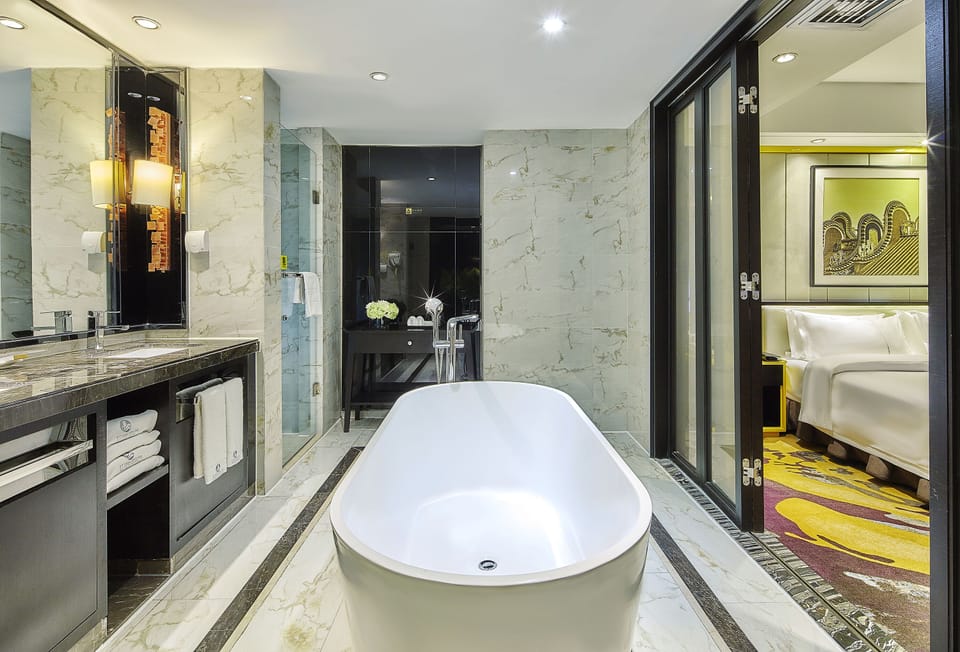Deluxe Suite | Bathroom | Shower, free toiletries, hair dryer, slippers