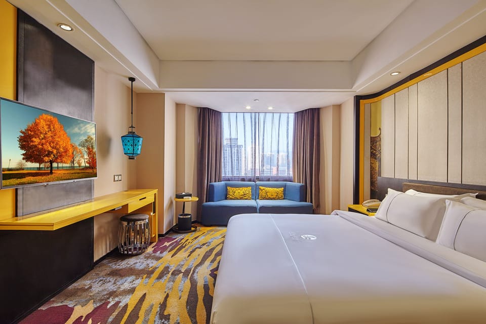 Deluxe Room, 1 Queen Bed | Premium bedding, in-room safe, blackout drapes, soundproofing