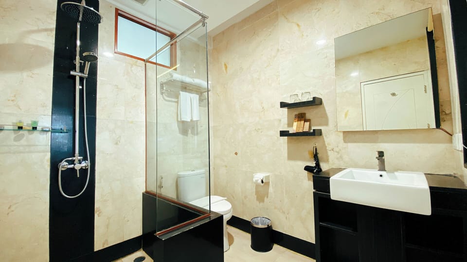 Deluxe Double or Twin Room, Sea View | Bathroom | Separate tub and shower, jetted tub, rainfall showerhead