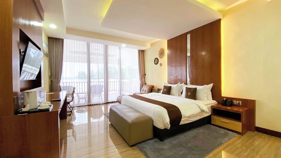 Junior Suite, Sea View | Bathroom | Separate tub and shower, jetted tub, rainfall showerhead