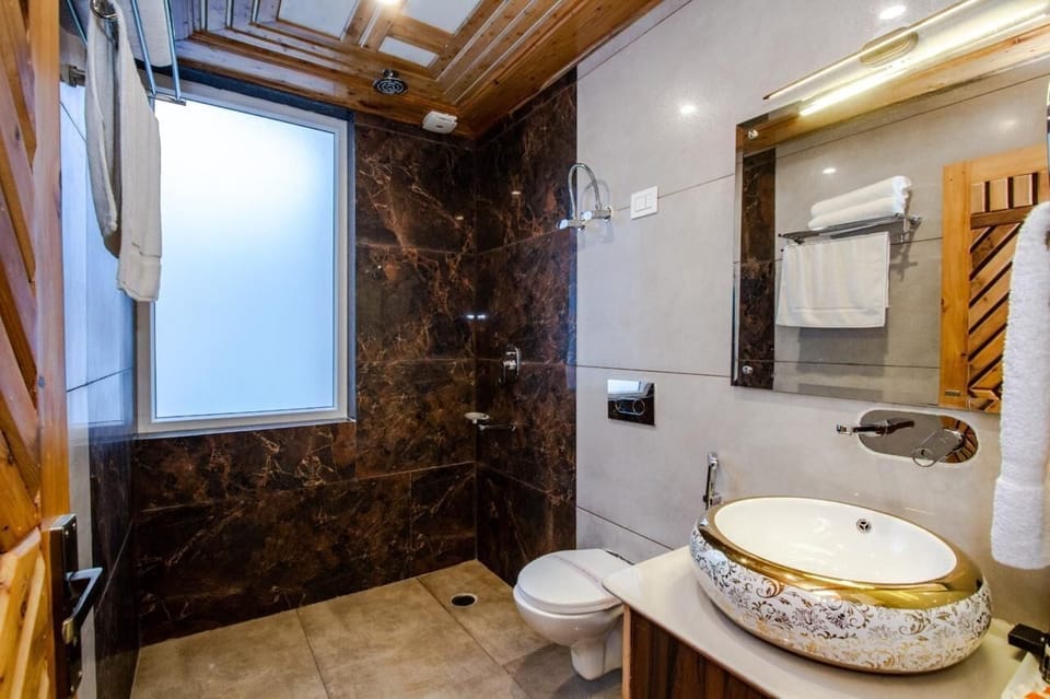 Honeymoon Room, Balcony, Mountain View | Bathroom | Shower, towels, soap, shampoo