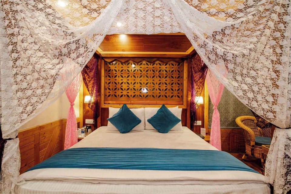 Honeymoon Room, Balcony, Mountain View | Free WiFi, bed sheets