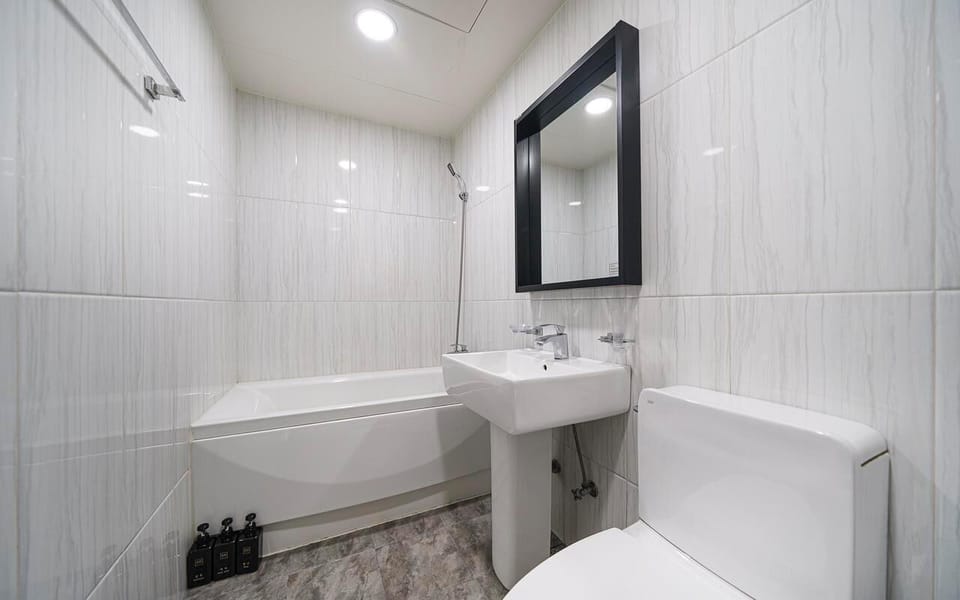 Deluxe Double Room | Bathroom | Hair dryer, towels, soap, shampoo