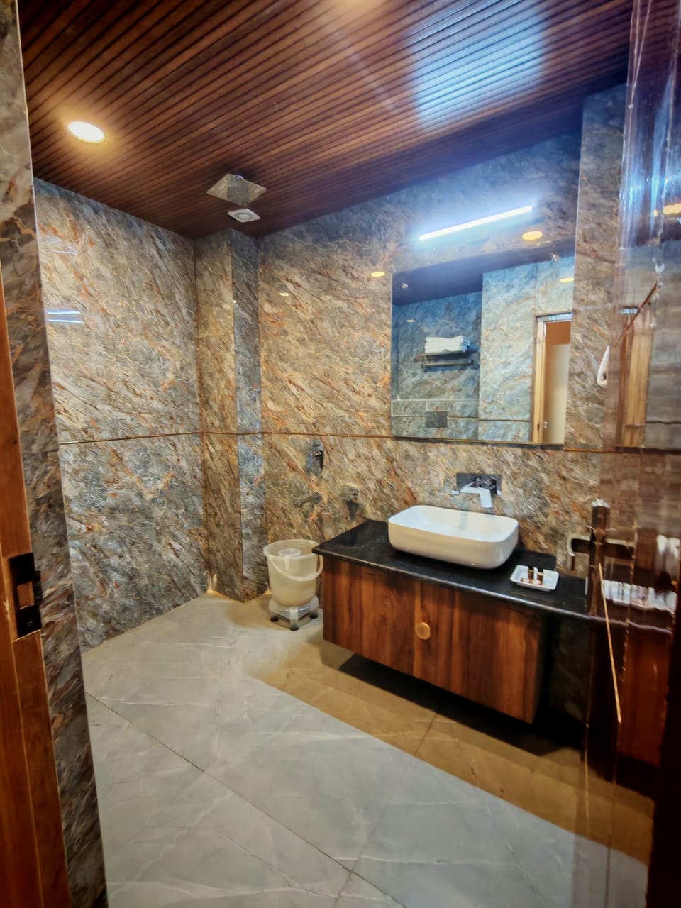 Premium Room, Balcony, Mountain View | Bathroom | Shower, free toiletries, hair dryer, towels