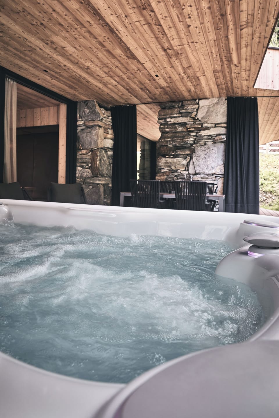 Outdoor spa tub