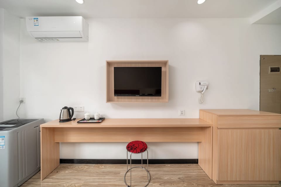 Classic Double or Twin Room, Patio | Interior