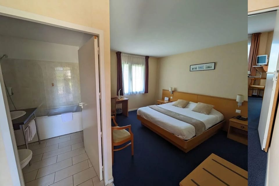 Double Room | Premium bedding, desk, soundproofing, free cribs/infant beds