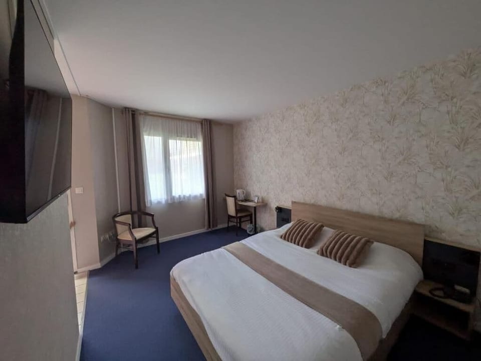 Comfort Double Room | Premium bedding, desk, soundproofing, free cribs/infant beds