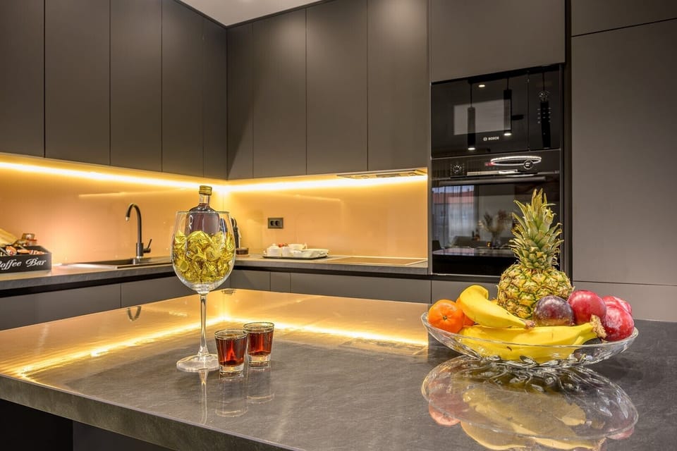 leek, fully equipped modern kitchen with high-end appliances and elegant finishes, perfect for both casual meals and gourmet cooking