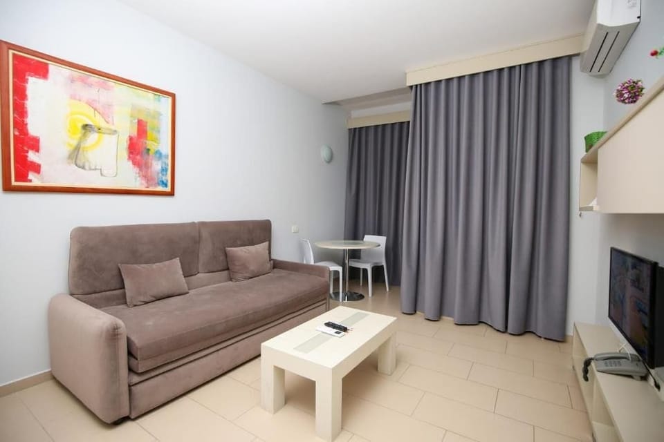 Family Apartment, Sea View | Desk