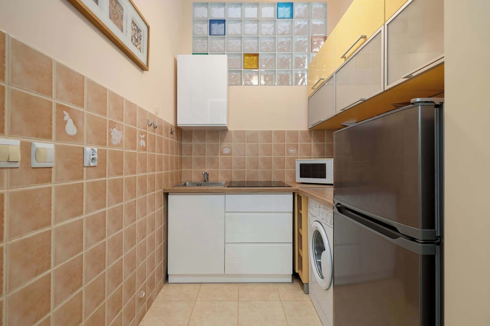 Fully equipped modern kitchen with warm tones and functional design.