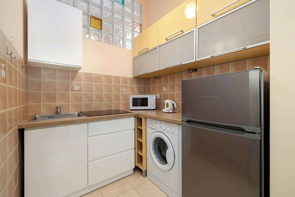 Fully equipped modern kitchen with warm tones and functional design.