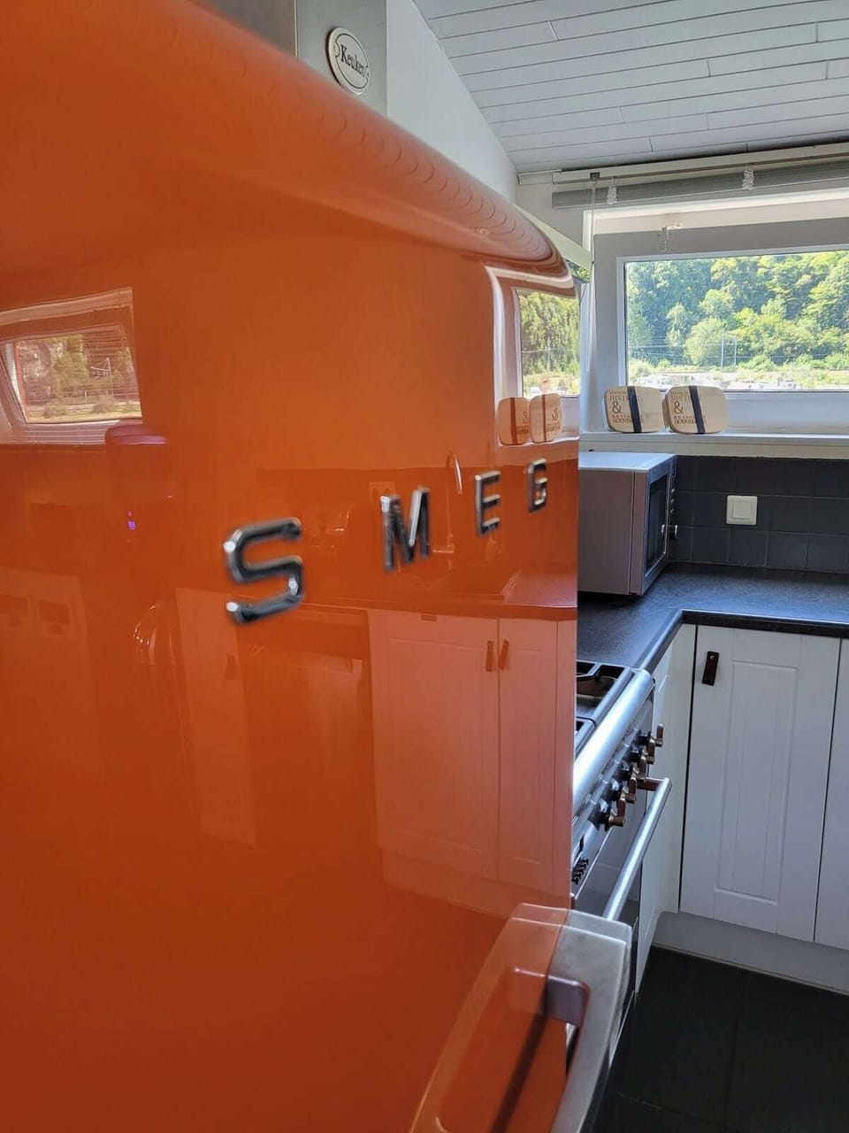 Grand frigo pour stocker de quoi préparer de bons repas en famille ou entre amis, voire entre collègues.