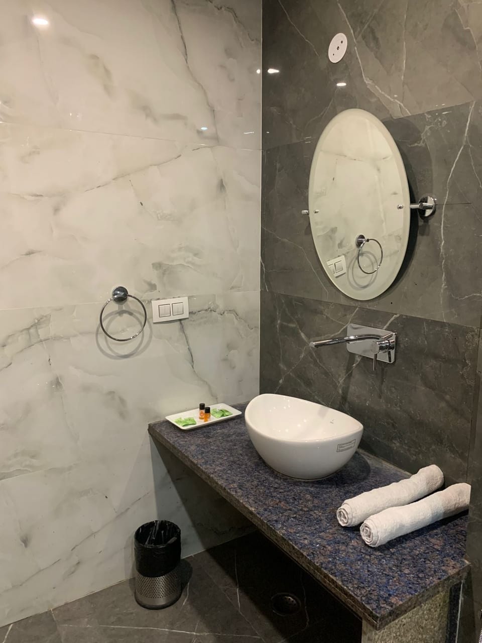 Deluxe Room | Bathroom