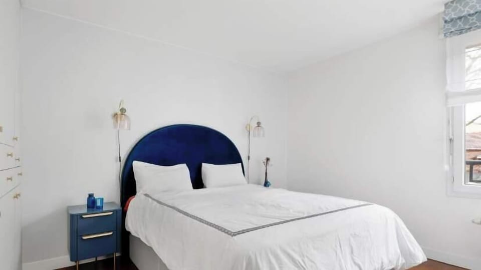 Chambre accueillante et lumineuse, avec deux lits simples confortables.