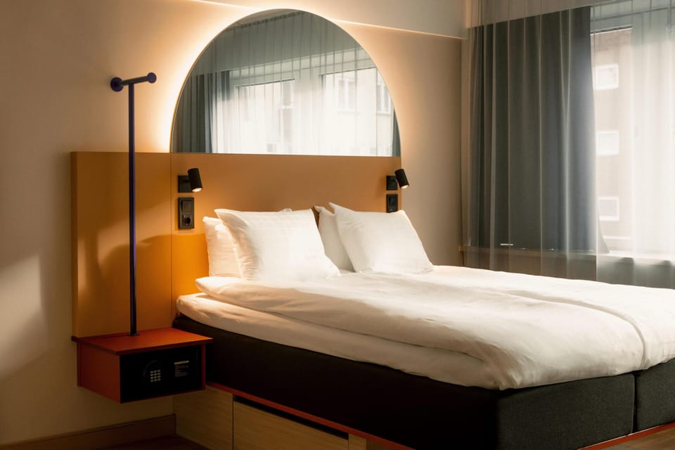 In-room safe, bed sheets