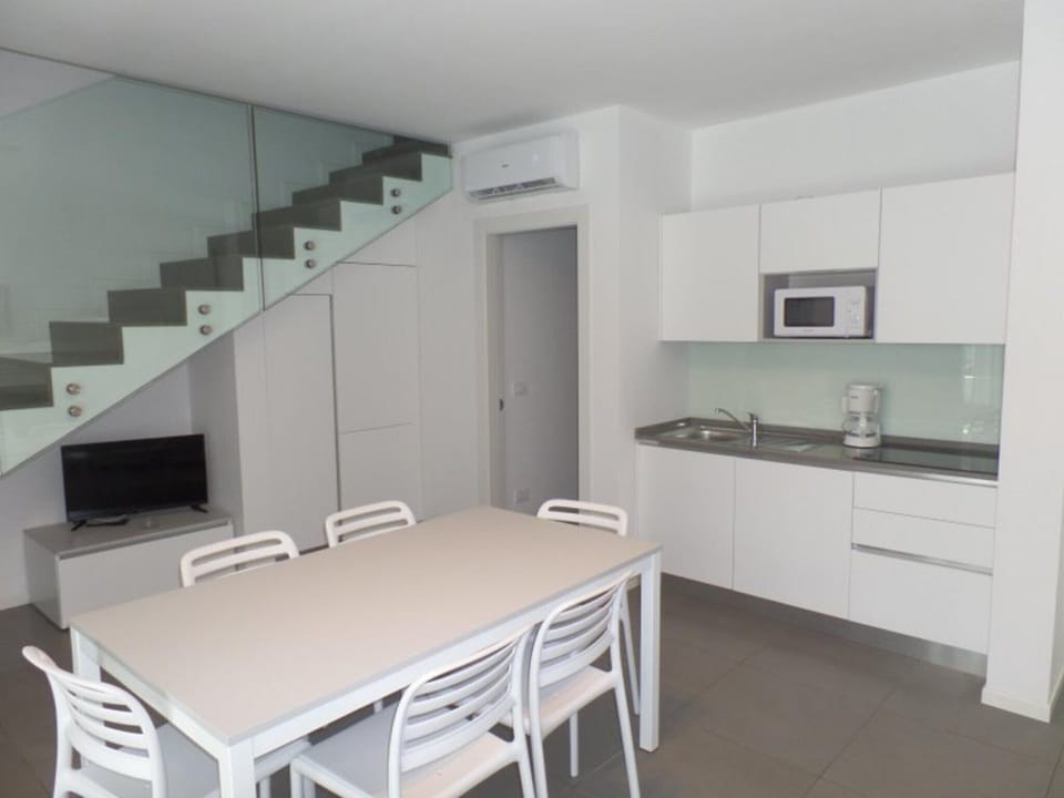 Apartment, 3 Bedrooms, Balcony, Garden View | Dining room