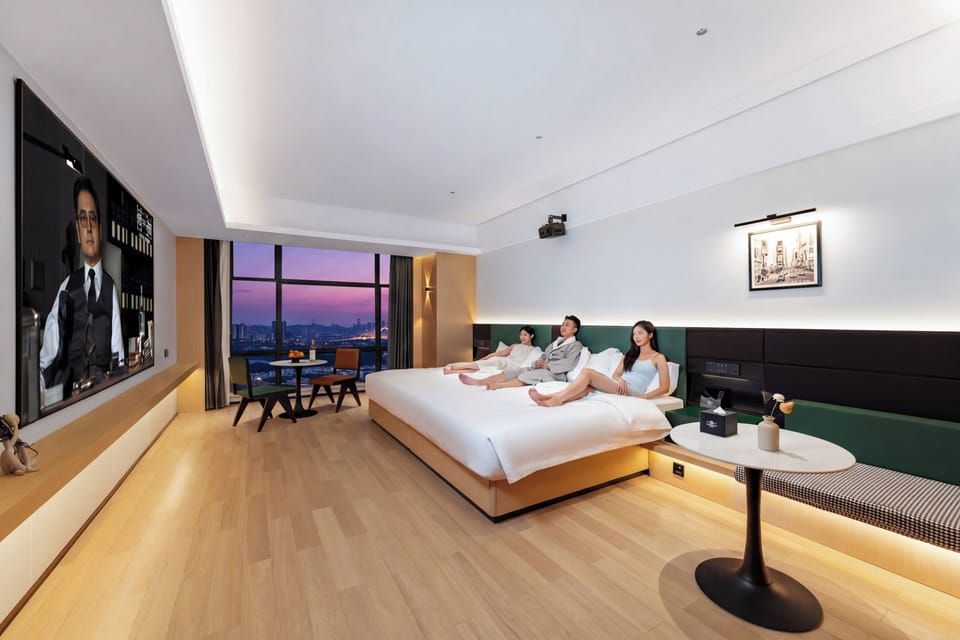 Hollywood MAX 3m Extra Wide King Room | View from room
