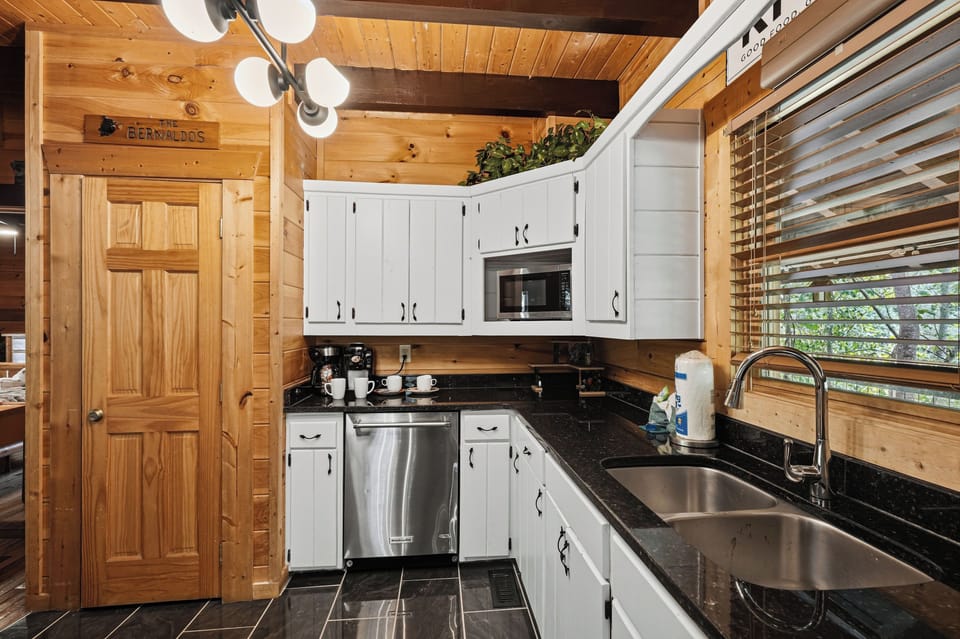 Fully equipped kitchen for meals and snacks at the cabin