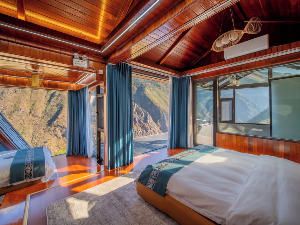 Exclusive House, Balcony | Premium bedding, down comforters, laptop workspace, WiFi (free)