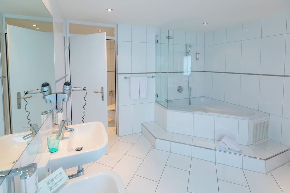 Junior Suite | Bathroom | Hair dryer, towels