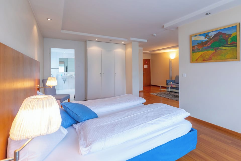 Junior Suite | In-room safe, blackout drapes, cribs/infant beds, free WiFi
