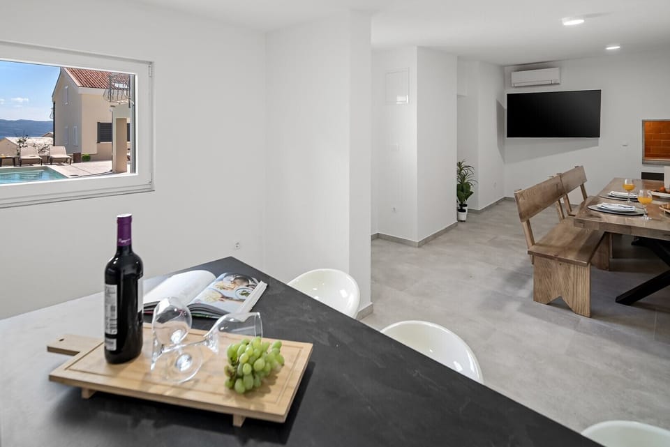 This bright and modern Summer Kitchen offers a spacious open-plan living/dining area