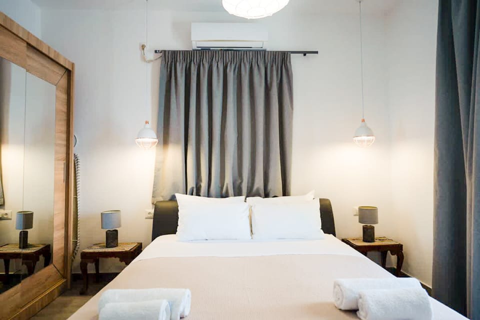 Comfortable bedroom combining warm tones with a relaxing atmosphere.