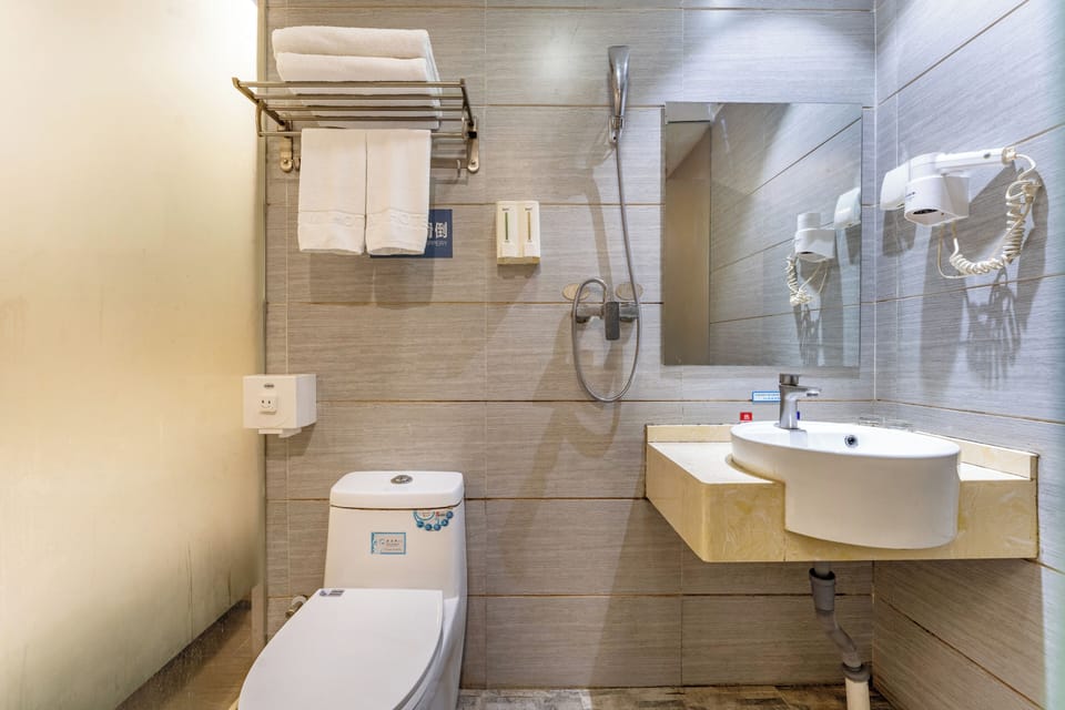 Economy Single Room | Bathroom | Shower, free toiletries, hair dryer, slippers