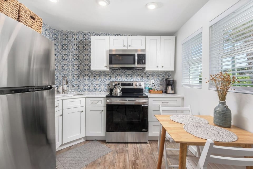 full kitchen, stove, refrigerator, microwave, dining table